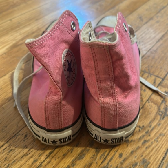 Pink converse! - Picture 3 of 5